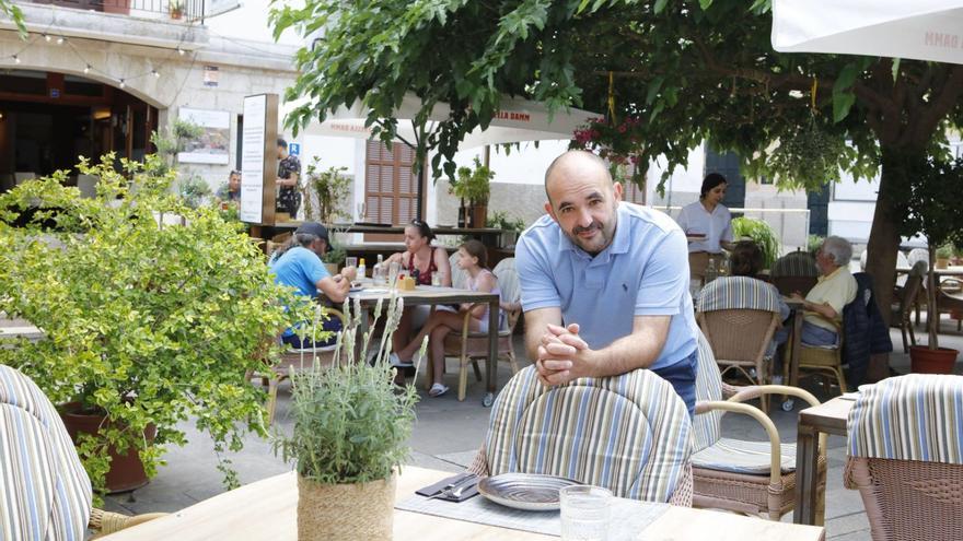 Can Salom: Auf dem Dorfplatz von Petra auf Mallorca leitet ein Opernsänger ein tolles Restaurant mit riesiger Terrasse