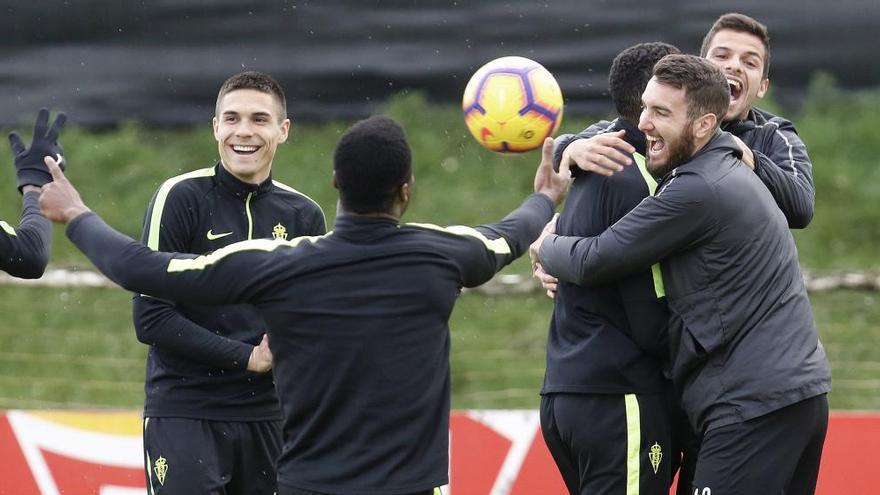 Los jugadores del Sporting, durante un entrenamiento.