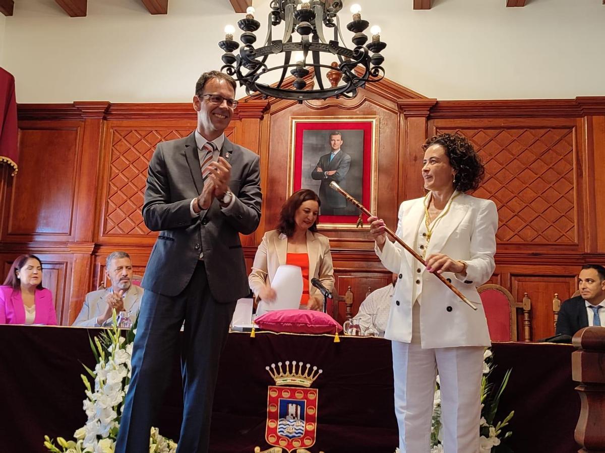Adasat Reyes entrega el bastón de mando a Ángelica Padilla, nueva alcaldesa de San Sebastián