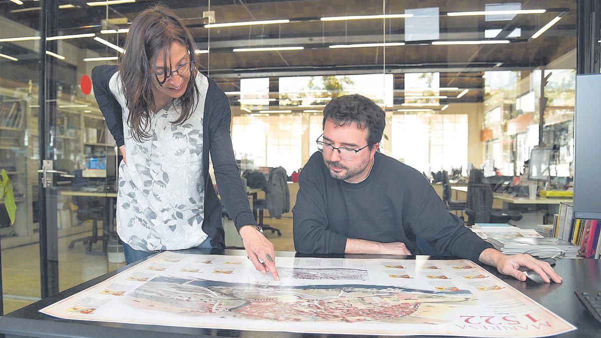 La historiadora Raquel Valdenebro i l’il·lustrador Daniel Hernández amb una primera prova del pòster de la Manresa de 1522