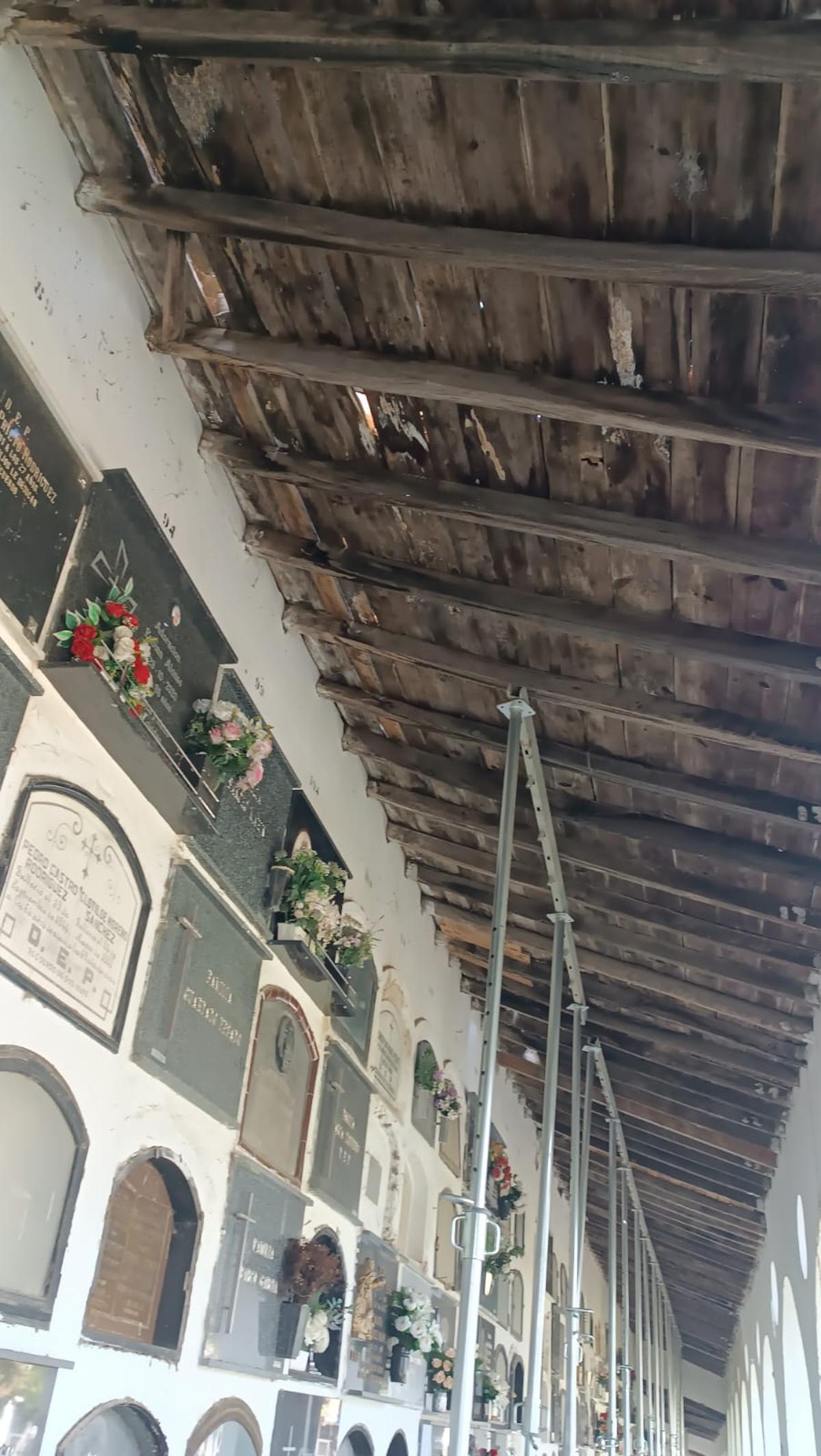 Cubierta de una de las galerías de los nichos que no se pueden utilizar en el cementerio de Plasencia.