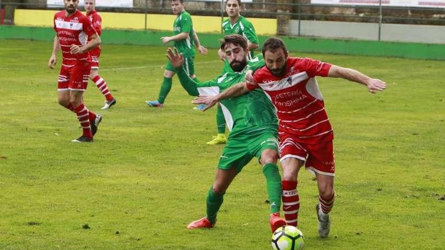 Un lance del partido de ayer en Espiñedo. // Jesús Regal