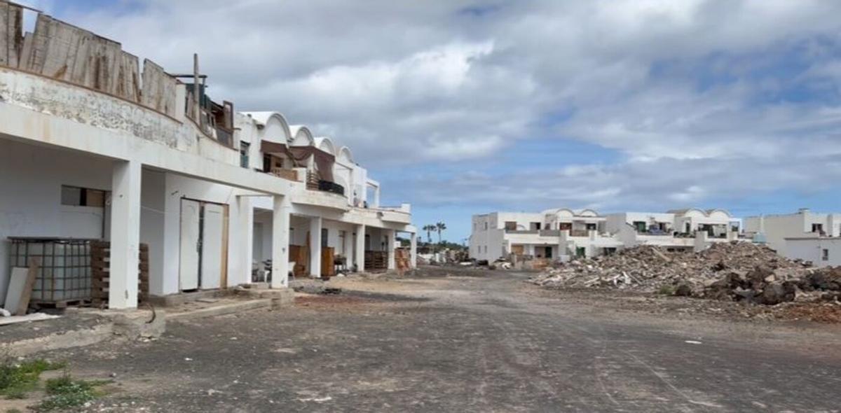 Parte de los apartamentos de la urbanización de okupas en Club del Rey, en Costa Teguise.