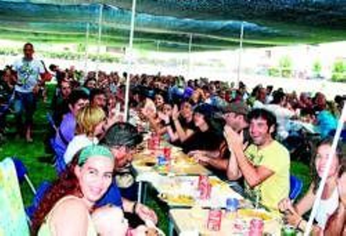 El descenso en piragua atrae a cientos de vecinos