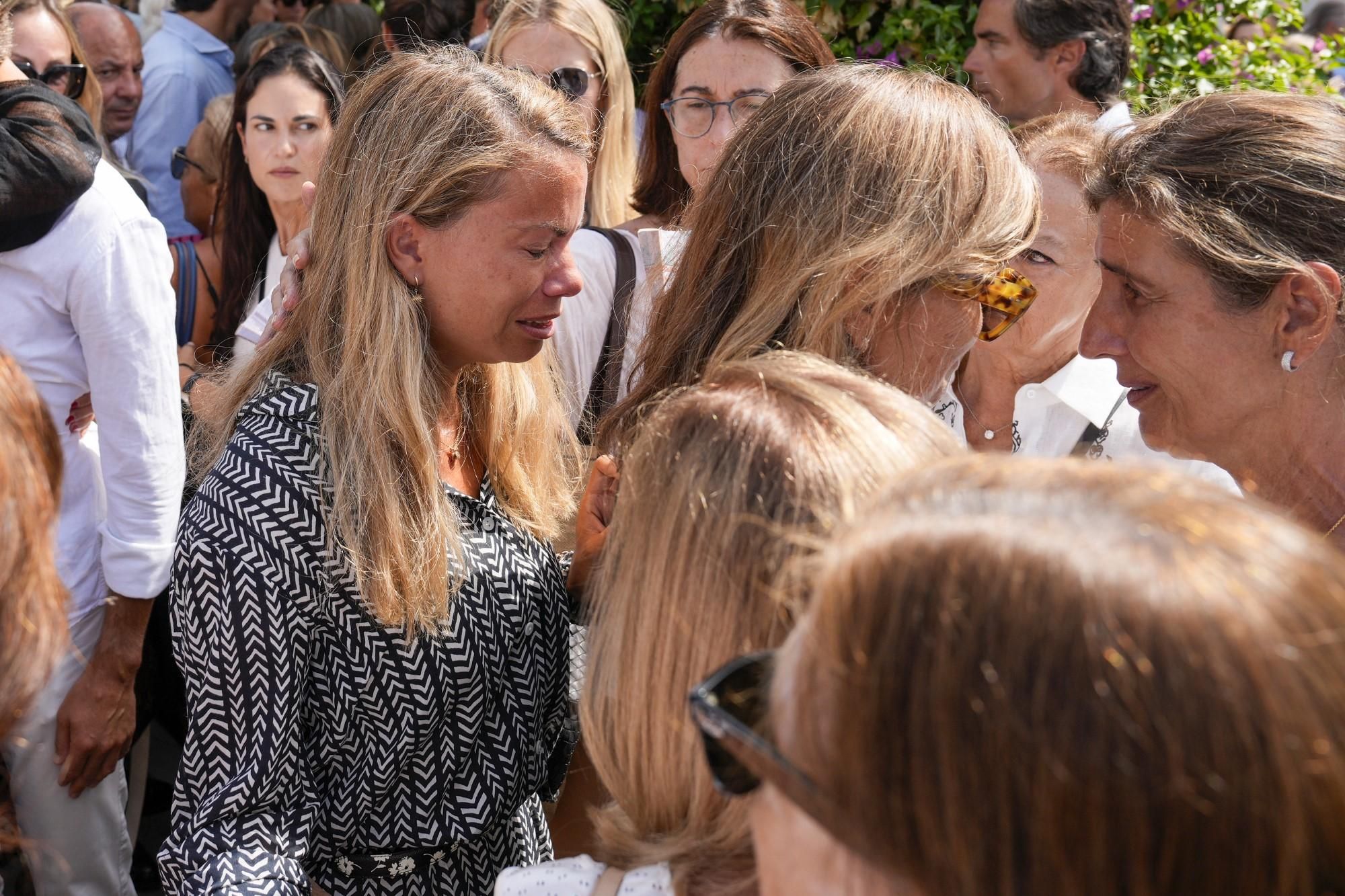 Familiares y amigos dan su último adiós en Marbella a Caritina Goyanes