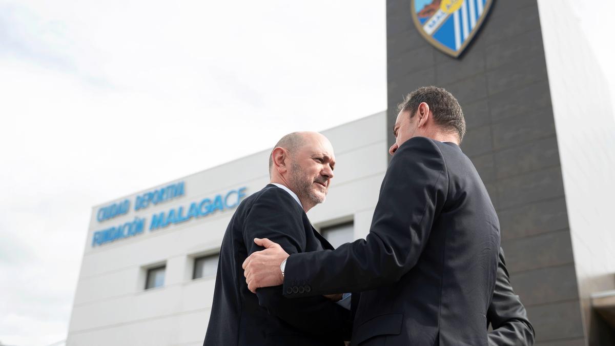 Rafael Louzán, presidente de la RFEF, junto al administrador judicial José María Muñoz en las instalaciones de la Ciudad Depotiva MCF.