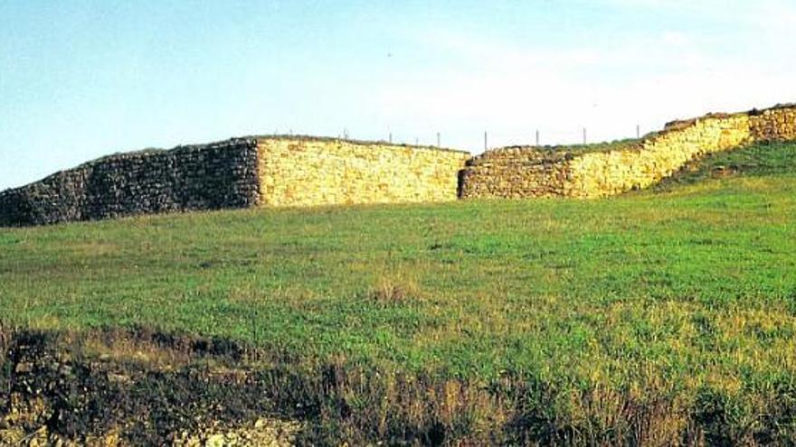 Muralla de módulos del castro de la Campa Torres, en Gijón.