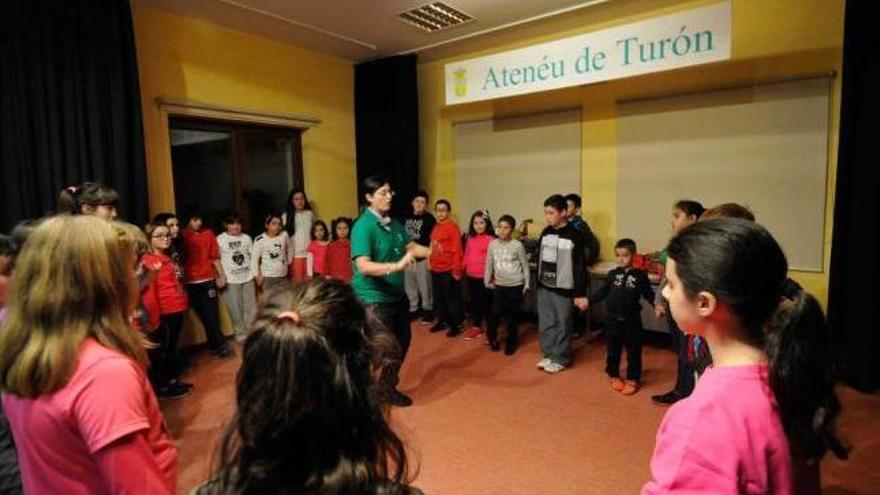 Participantes en la acampada de Turón.