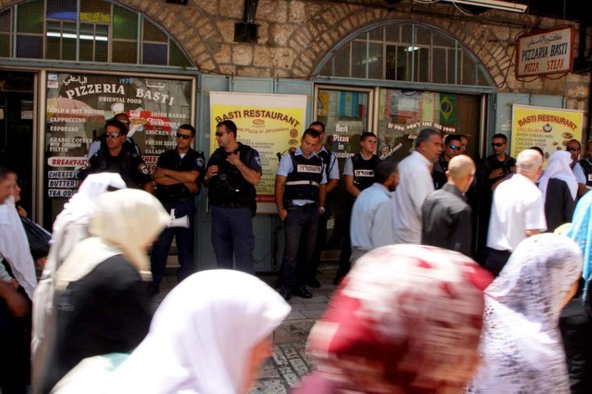 Milers de policies israelians han ocupat avui la ciutat vella de Jerusalem per vetllar per la seguretat. Aquest grup contempla els fidels quan surten de les mesquites.