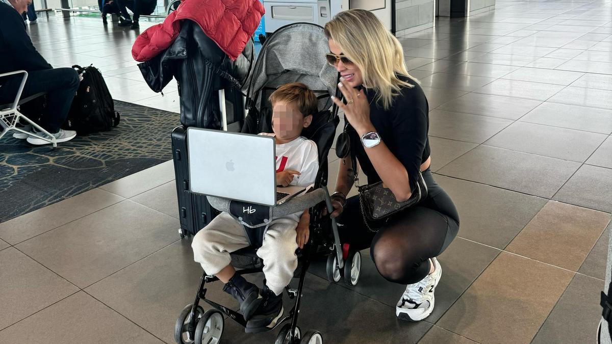 El pequeño de dos años, desaparecido en Bétera, junto a su madre en el aeropuerto de Bogotá.