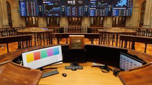 Archivo - Paneles del IBex 35 en el Palacio de la Bolsa, en Madrid (España)