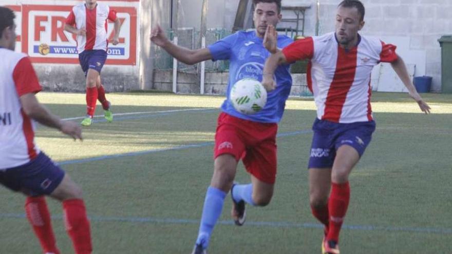 Un jugador del Alondras trata de controlar el balón. // Santos Álvarez