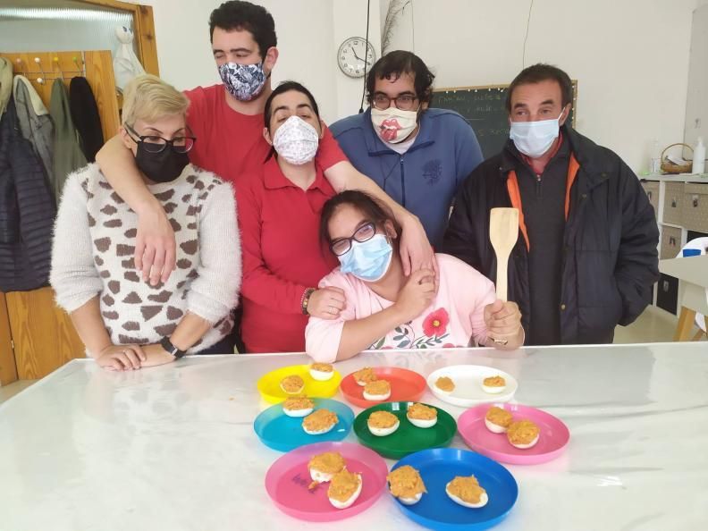 Usuarios del Centro San Xerome en uno de los talleres de tareas del hogar. | // D.P.