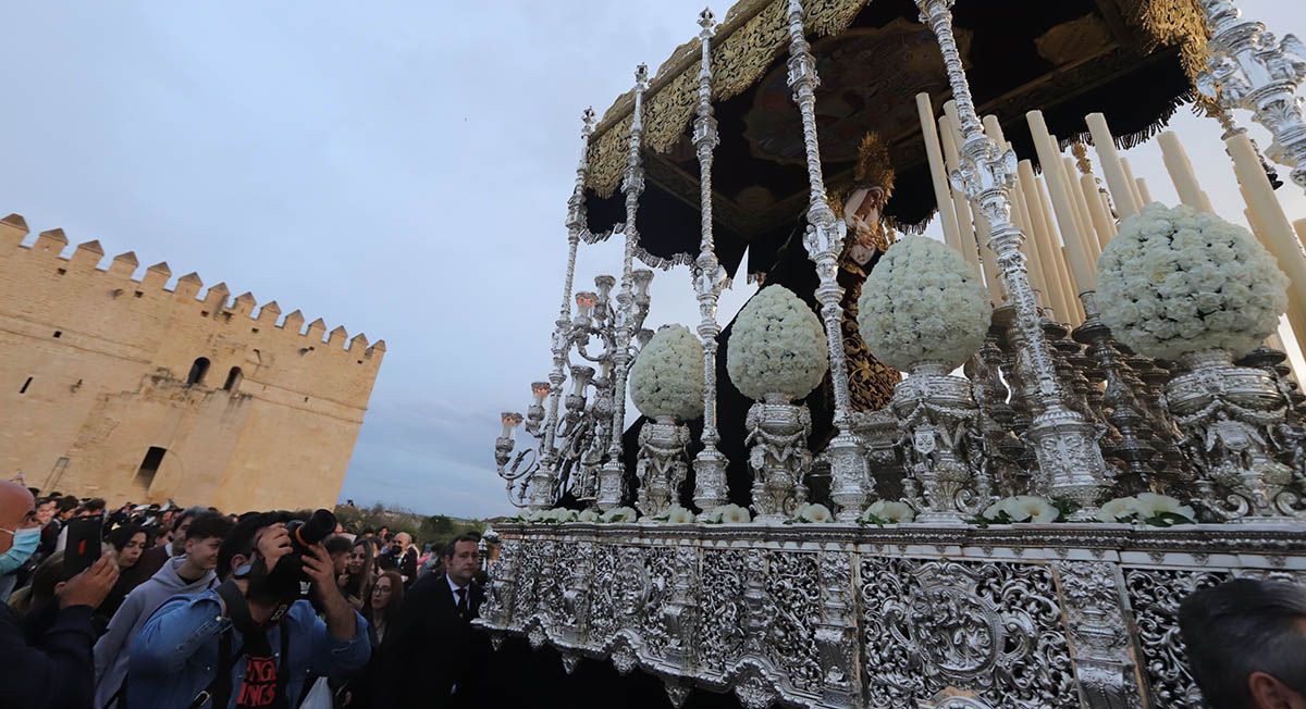 La Vera Cruz desafía la previsiones y llega a la Catedral