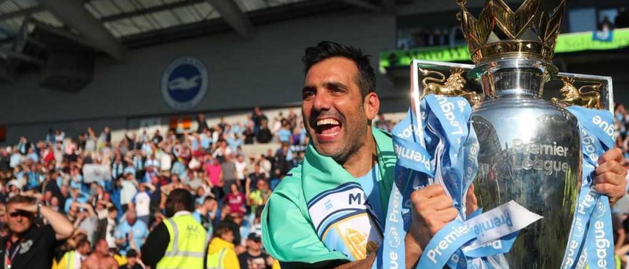 Eduardo Álvarez, el fisioterapeuta asturiano del Manchester City, con el trofeo de la Premier League en el Etihad Stadium.