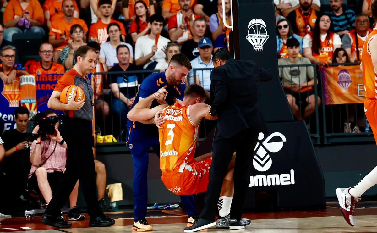 Nate Reuvers, instantes después de su lesión en el tobillo.