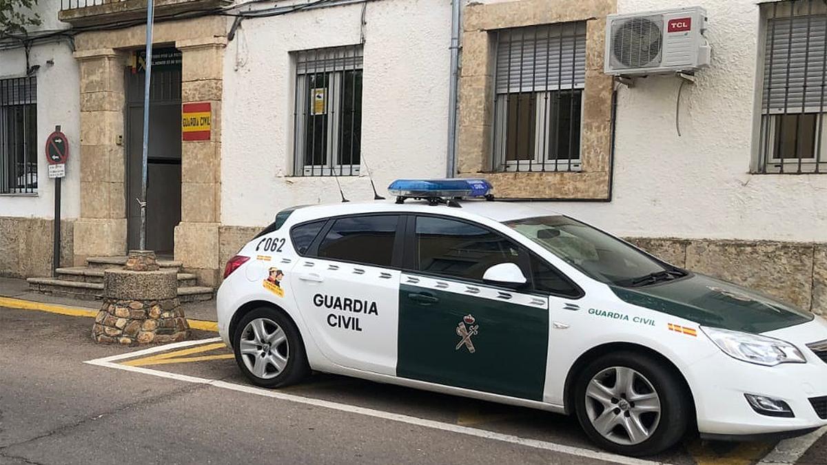 Un coche de la Guardia Civil, junto a un cuartel.