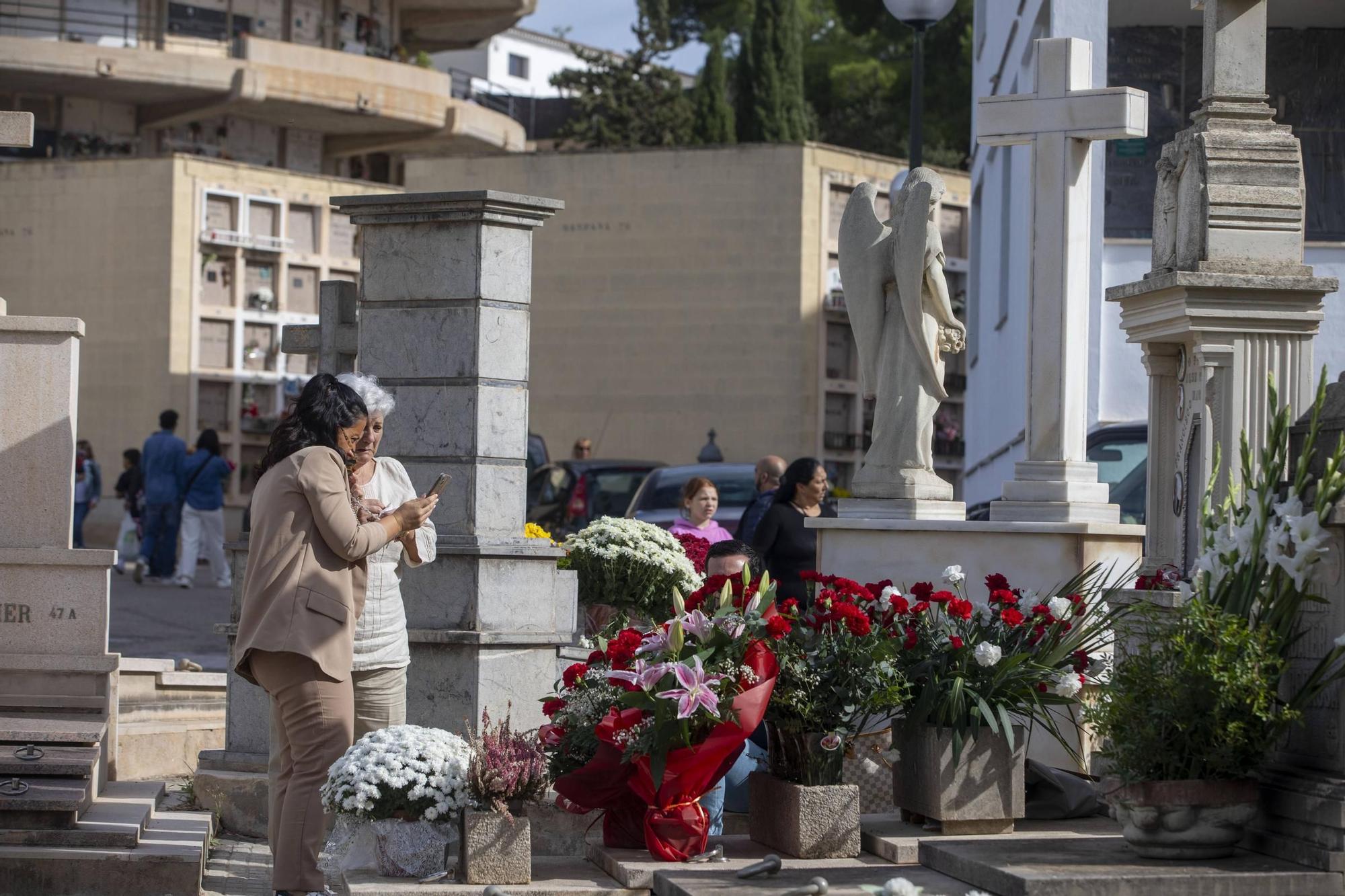 El día de Tots Sants en el cementerio de Palma