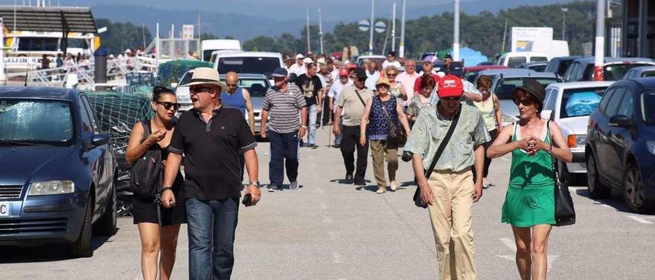 Turistas en la zona portuaria de O Corgo (O Grove). // Muñiz