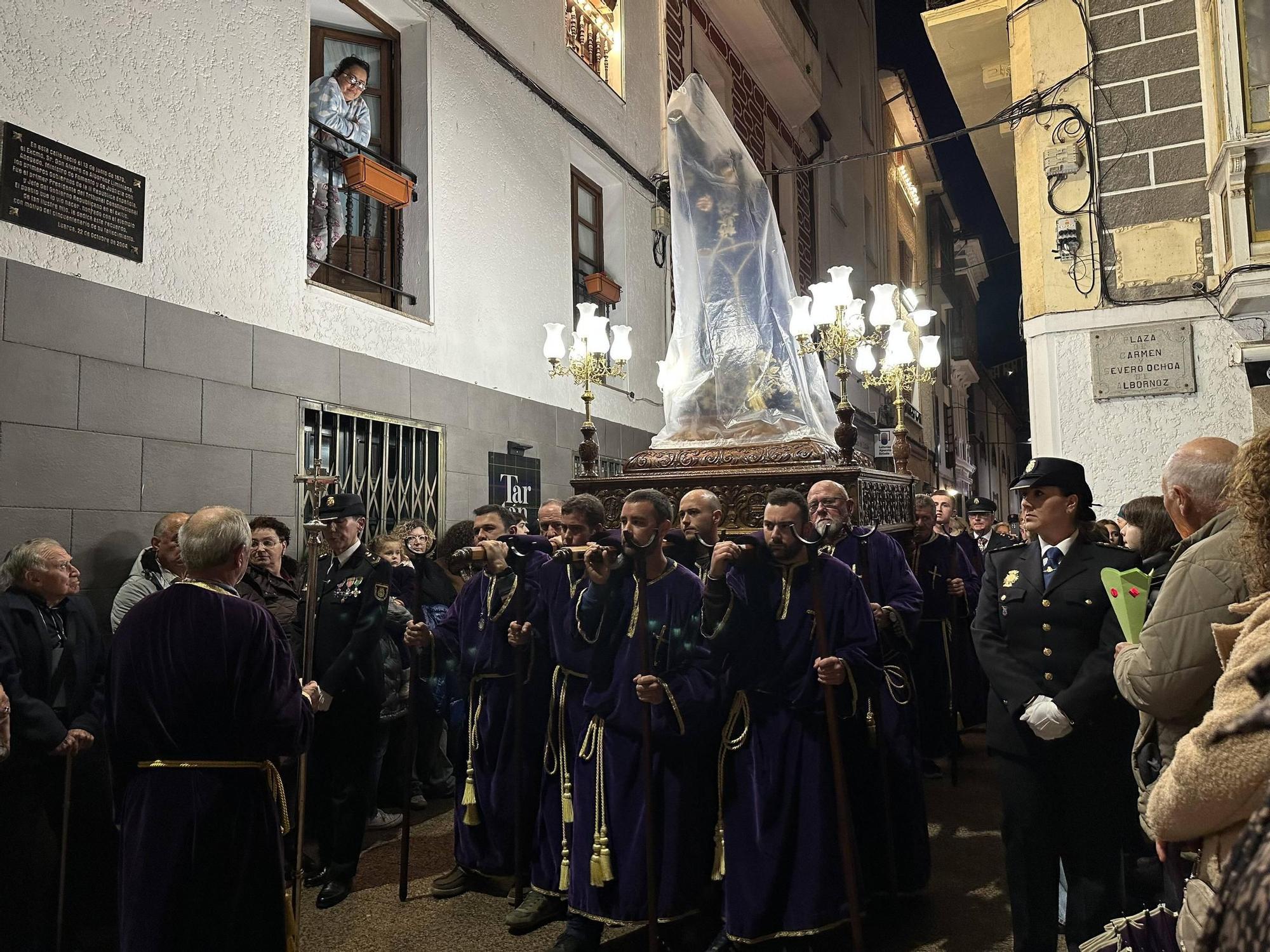 EN IMÁGENES | La envolvente procesión del Nazareno en Luarca