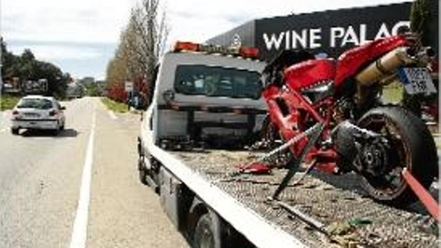 Moment en què la grua va retirar la motocicleta sinistrada.