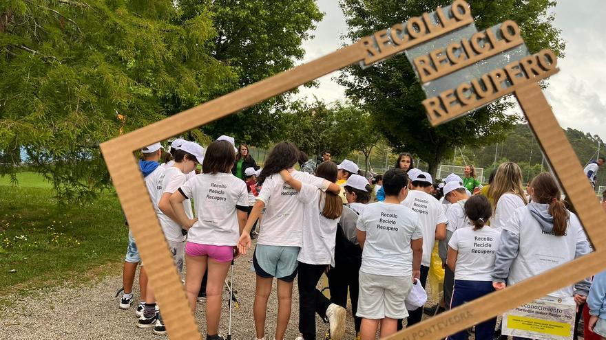 Ence promueve una campaña escolar de limpieza del litoral en Poio