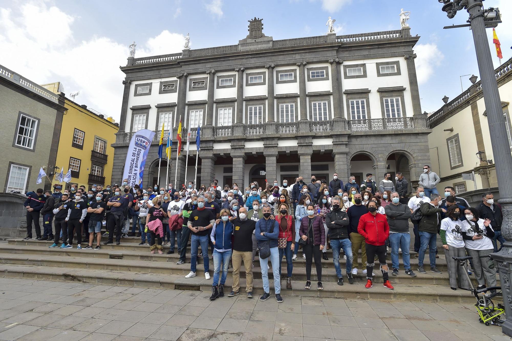 Concentración de bomberos y policías en la plaza Santa Ana