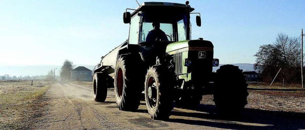 Un tractor cargado de purín en la comarca de A Limia. // Faro