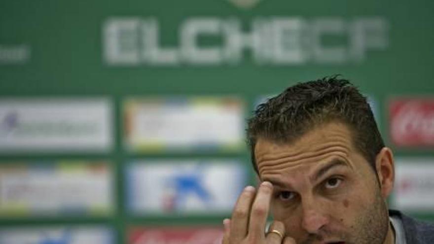 Rubén Baraja, ayer, en la rueda de Prensa que ofreció en el estadio Martínez Valero.