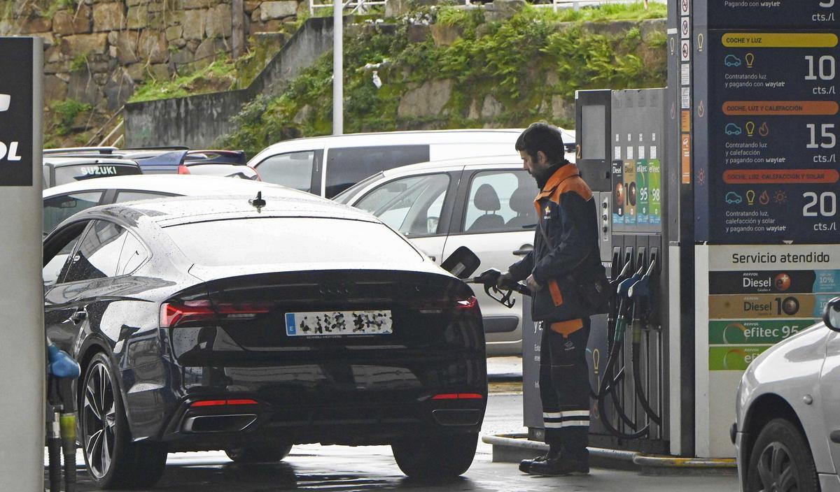 Un coche llena su depósito en una gasolinera de Vigo.