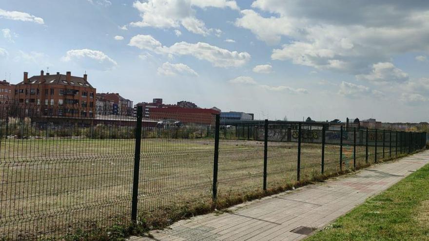 Vista de la parcela limpiada dentro del espacio del plan de vías.