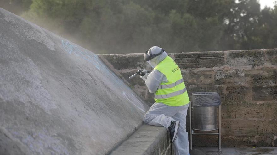 Cort inicia la limpieza sistemática de las pintadas vandálicas de la muralla