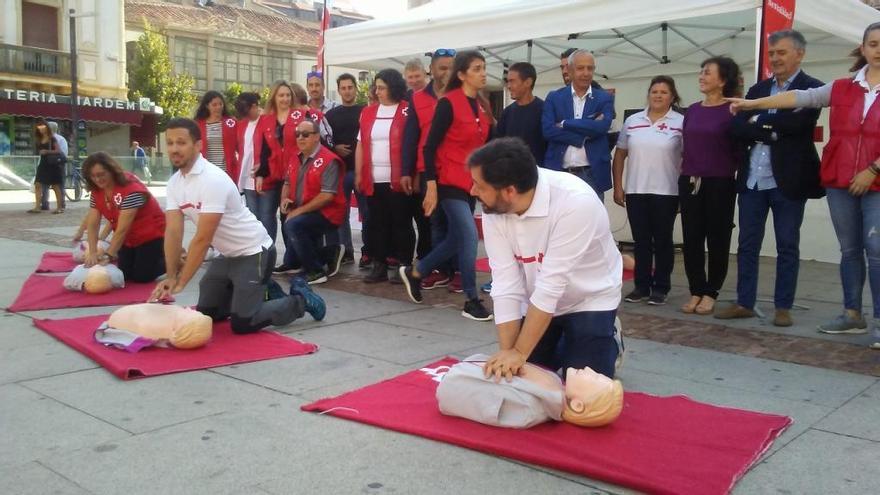 Demostración de reanimación cardiopulmonar a cargo de los técnicos de Cruz Roja