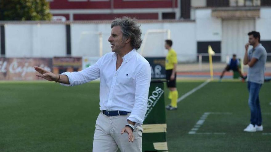 Roberto Aguirre pide calma a sus jugadores durante el partido de ayer.