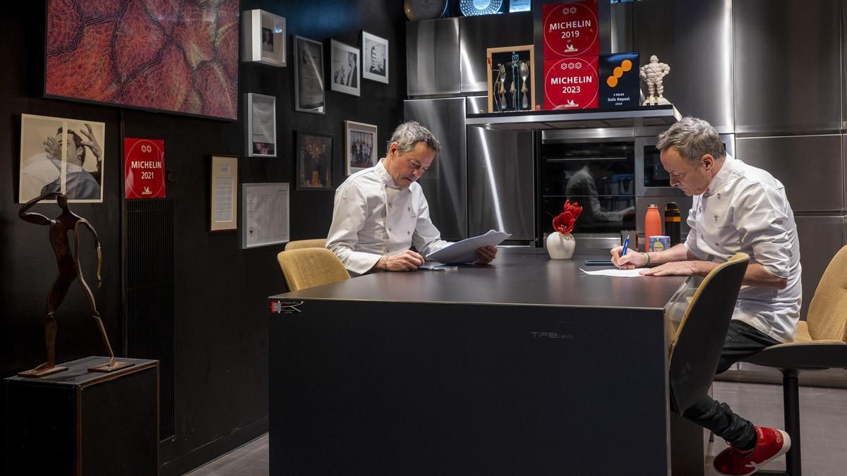 Javier y Sergio Torres trabajan en su oficina de Cocina Hermanos Torres.