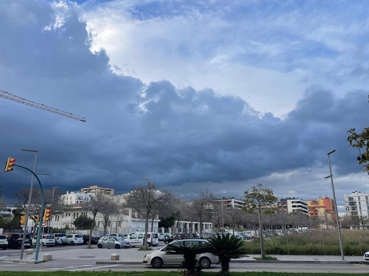 Dunkle Wolken ziehen über Mallorca im Wochenverlauf auf.