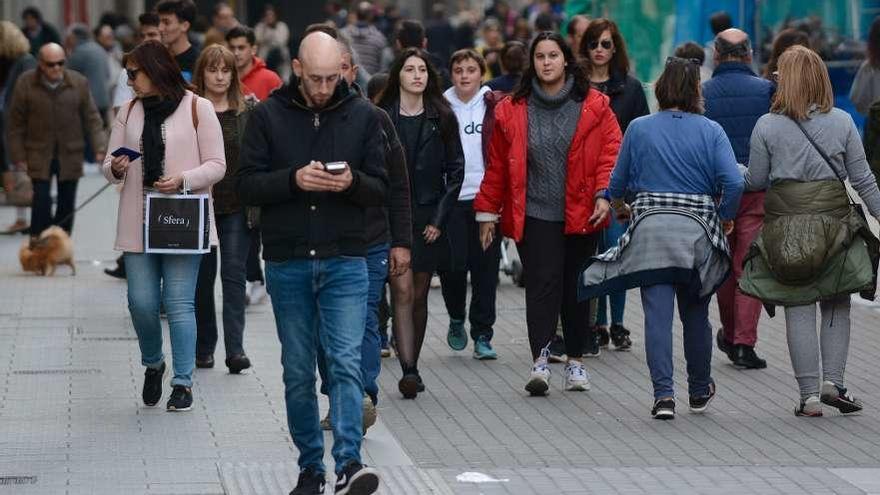 Ciudadanos caminando por el centro de Pontevedra. // Rafa Vázquez