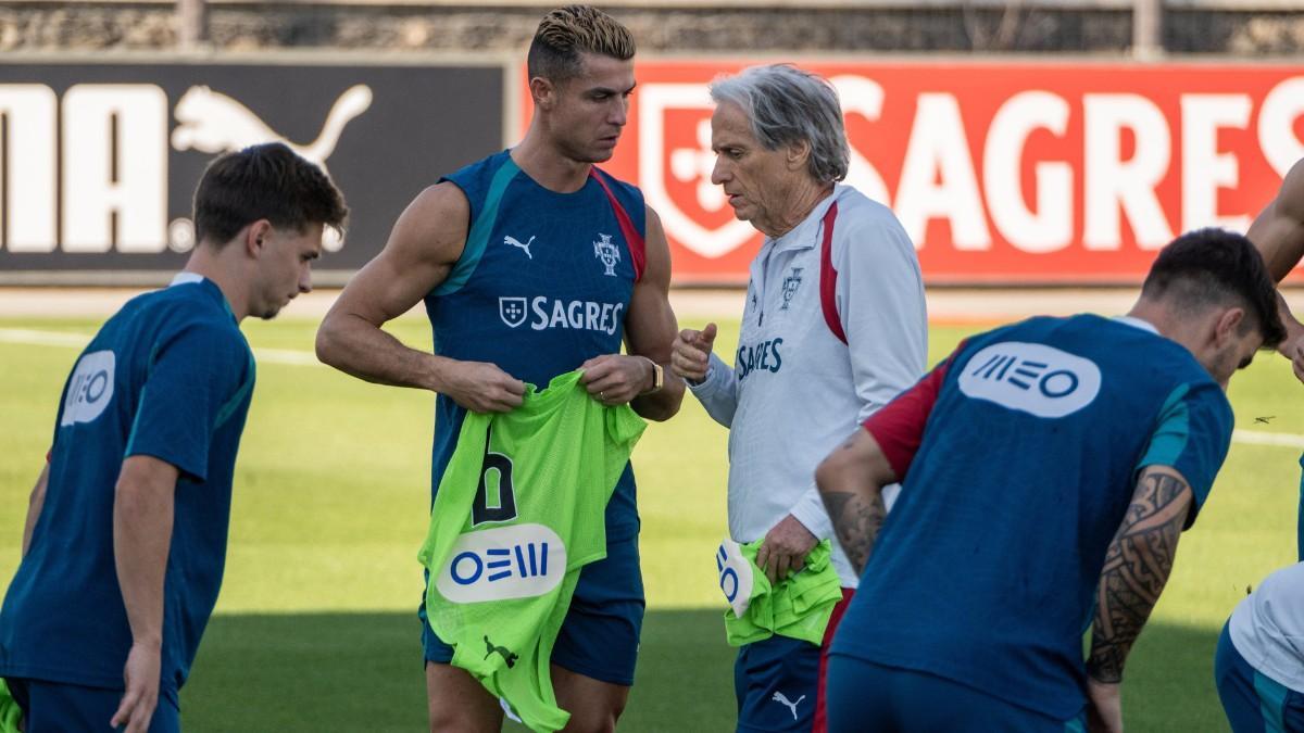 Cristiano y Jorge Jesus dialogan en un entrenamiento