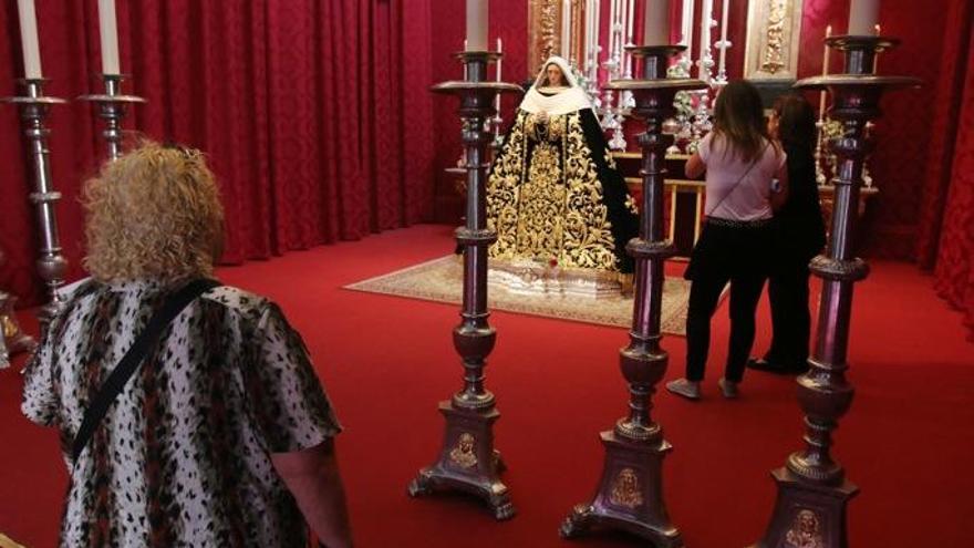 El besamano a la Virgen de la Soledad se celebra en su capilla de Santo Domingo.