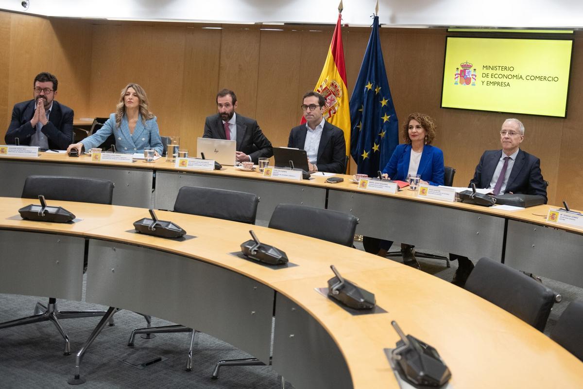 Los ministros del área económica del Gobierno durante la reunión con los agentes sociales este jueves para abordar las medidas del plan de respuesta a la guerra.