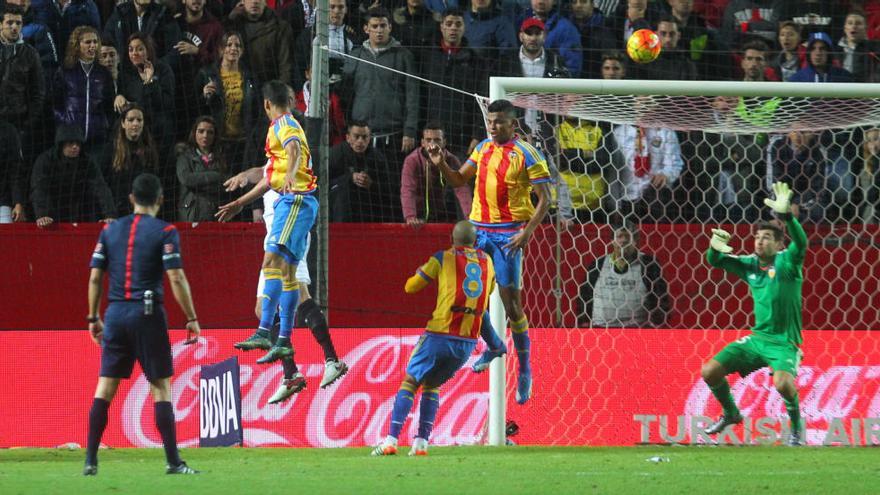 El Sevilla domina al Valencia en el Pizjuán.