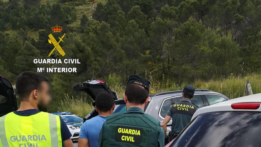 Agentes de la Guardia Civil detienen a uno de los presuntos ladrones en el mirador de CÃºber.