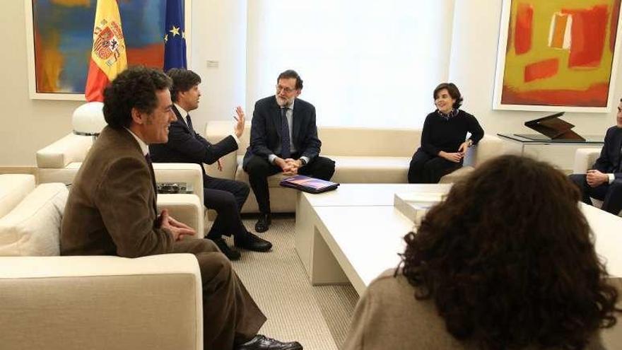 Rajoy y la vicepresidenta, durante la reunión con los representantes de Sociedad Civil Catalana (SCC) en la Moncloa. // E.P.