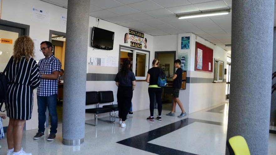 Alumnos informándose, ayer por la mañana, en las instalaciones del IES Rodeira. // Gonzalo Núñez