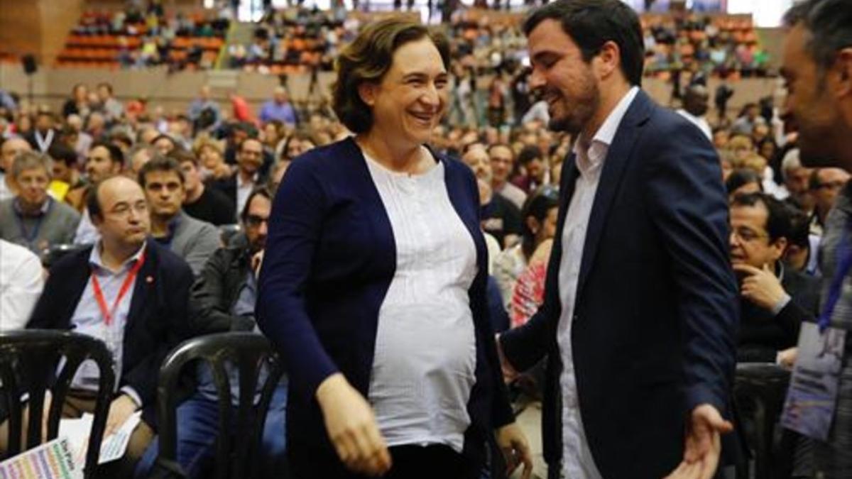 Colau y Alberto Garzón, de IU, en un acto en Barcelona, el pasado abril.