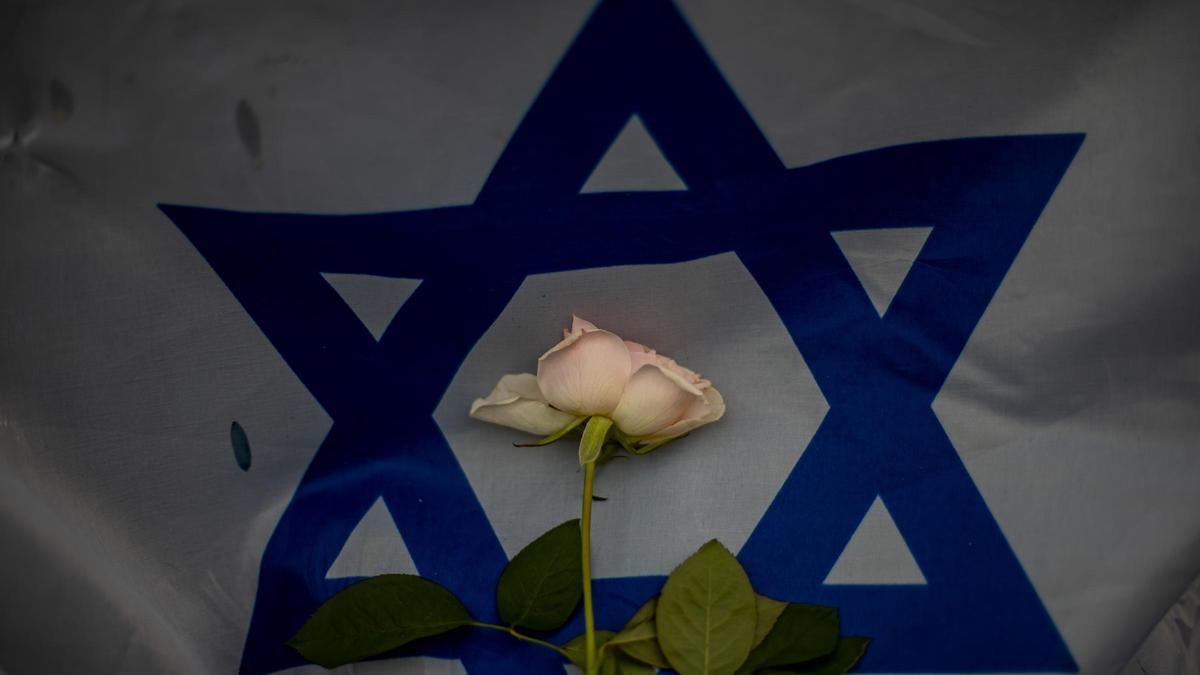 Una rosa encima de una bandera israelí en Tel Aviv.