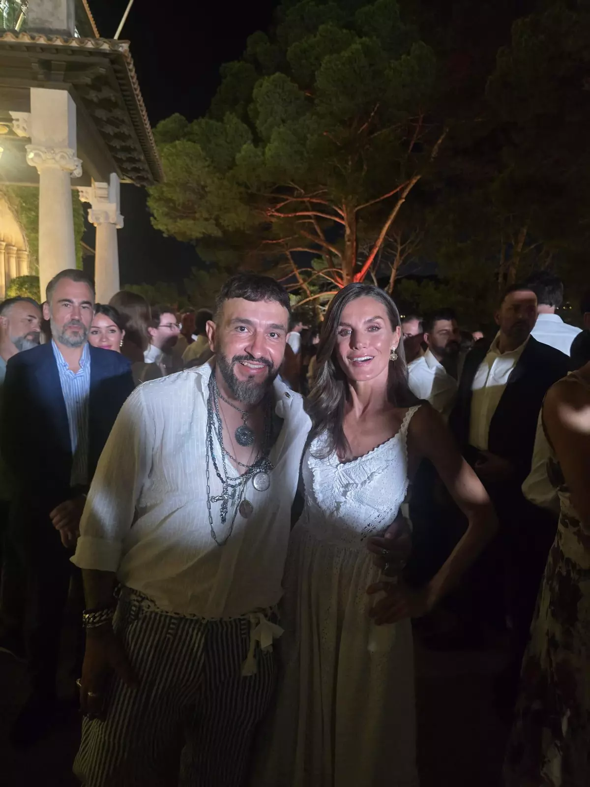 Letizia sorprende en Marivent con un vestido de Tony Bonet
