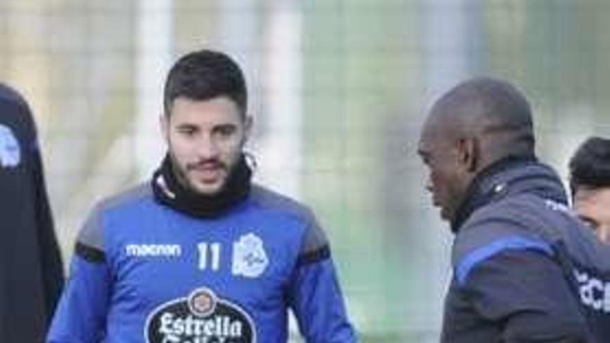 Carles Gil, junto a Seedorf.