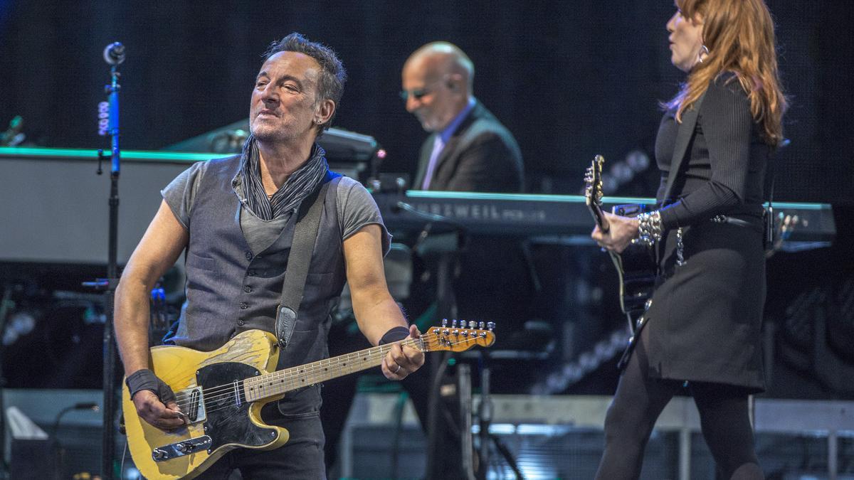 Springsteen, con Patti Scialfa a su espalda, durante el concierto del pasado 14 de mayo en Barcelona.