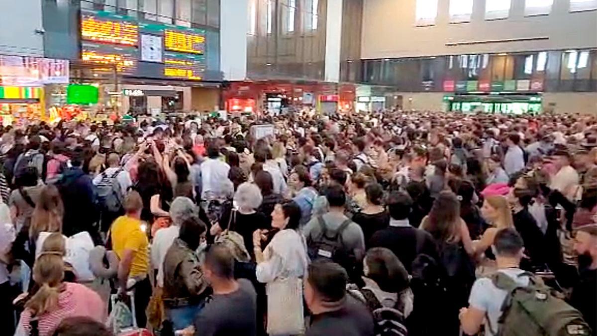 Vídeo | Centenares de personas esperan en Santa Justa por una incidencia en un tren